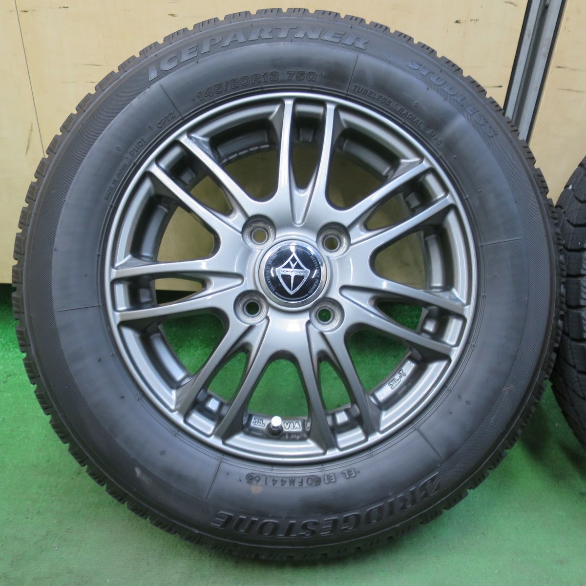 キレイ スタッドレス 145 80 R 13 ブリヂストン アイスパートナー VELVA ヴェルヴァ 13インチ PCD 100 4 H 5102801イス