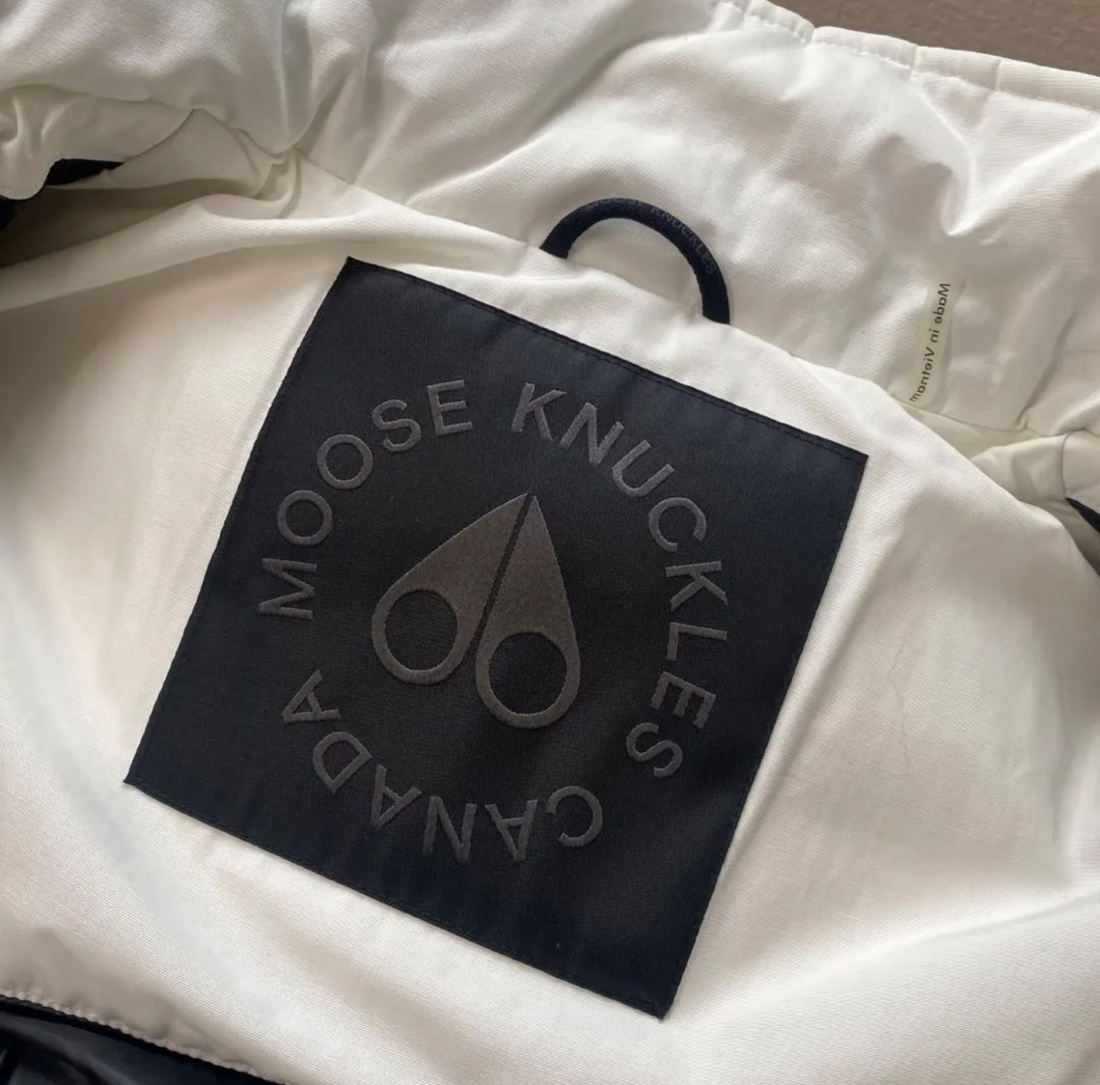 ムースナックルズ MOOSE KNUCKLES 袖ロゴダウンジャケット フォックス 