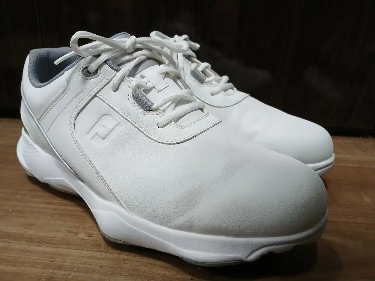白 ゴルフシューズ