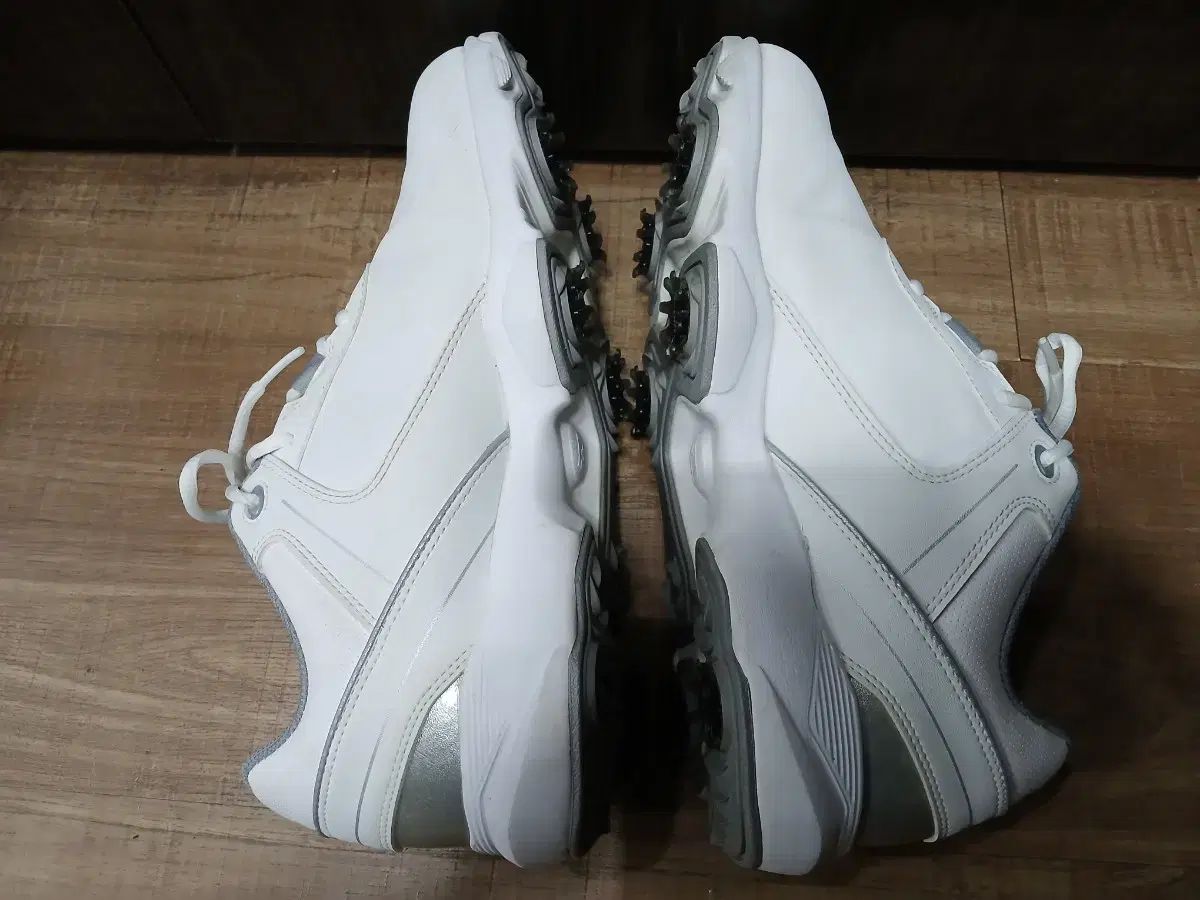 白 ゴルフシューズ