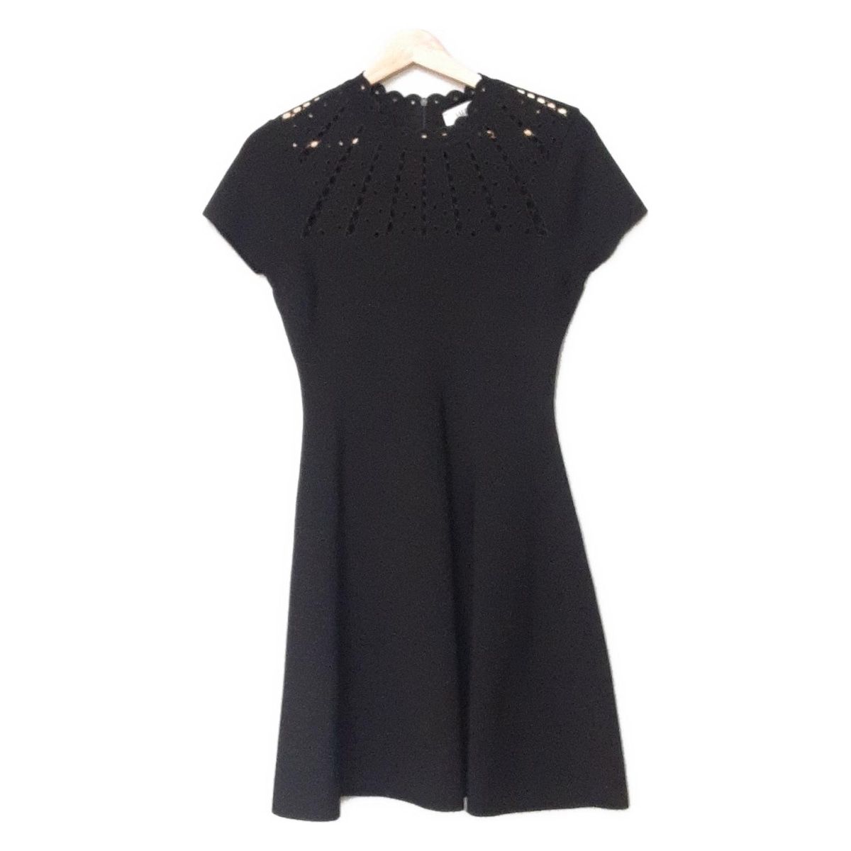 VALENTINO バレンチノ ワンピース サイズS レディース - 黒 半袖 ひざ丈 ニット カットワーク 刺繍