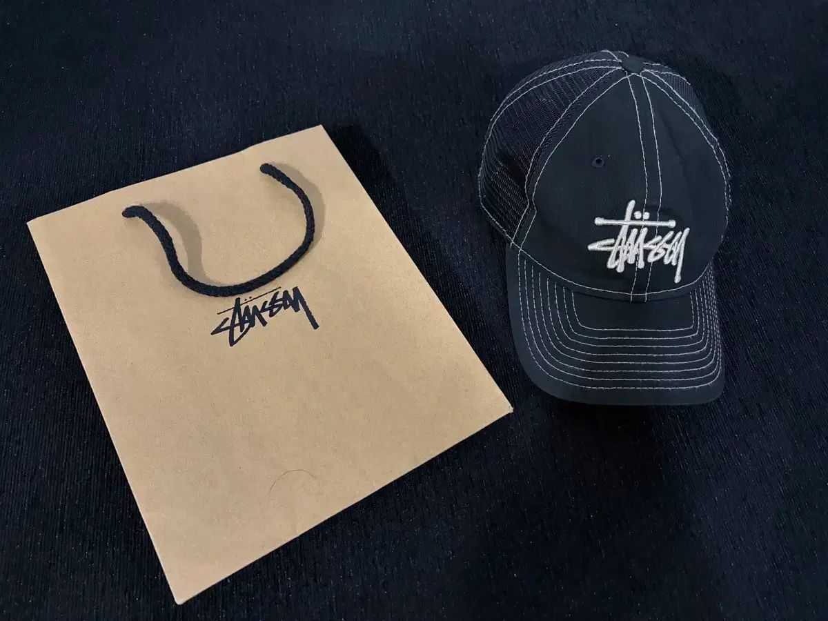 STUSSY ブラック メッシュ ボールキャップ