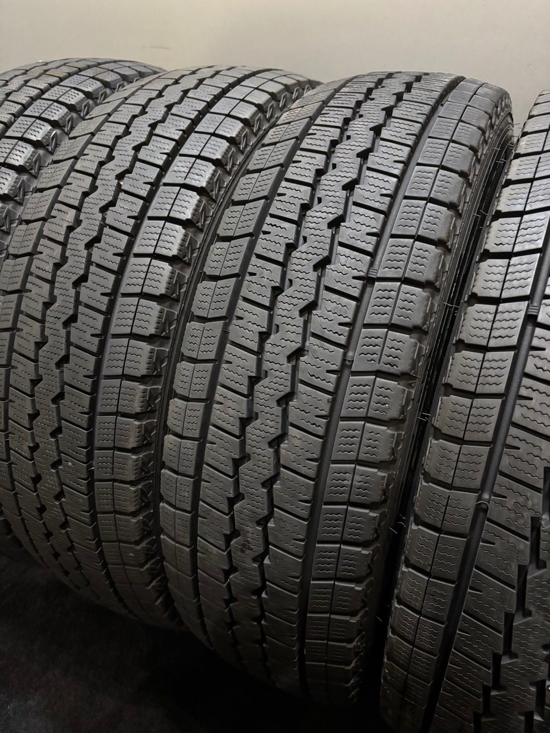 195 80 R 15 107 105 L LT DUNLOP WINTER MAXX SV 01 22年 スタッドレス 4本 ダンロップ ウィンターマックス ハイエース キャラバン 2 K 519