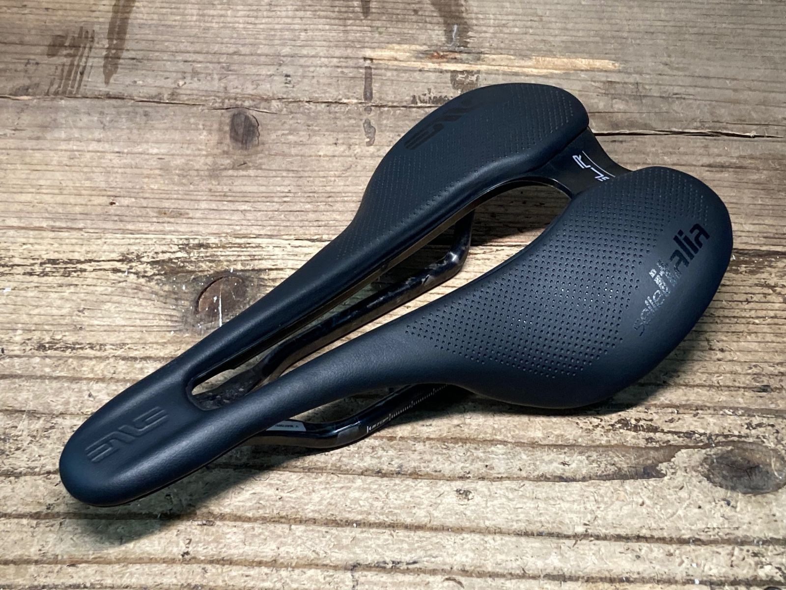 JK940 エンヴィ ENVE SADDLE selle ITALIA SLR BST CB サドル 黒 カーボンレール 145mm