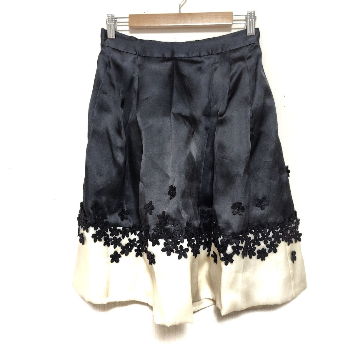 Kate spade ケイトスペード スカート サイズ4 S レディース - 黒×白 ひざ丈 シルク フラワー 花 フェルト ビーズ
