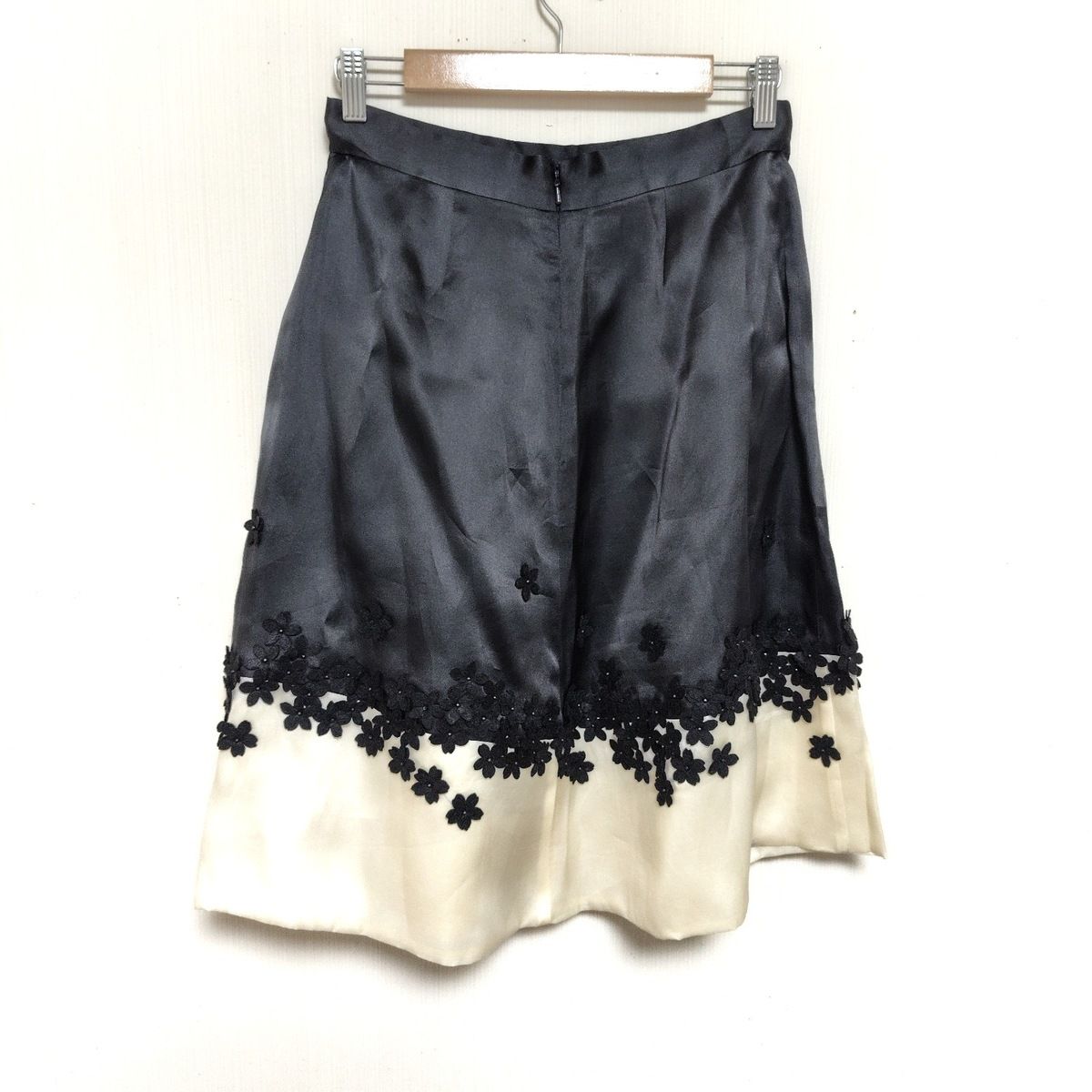 Kate spade ケイトスペード スカート サイズ4 S レディース - 黒×白 ひざ丈 シルク フラワー 花 フェルト ビーズ