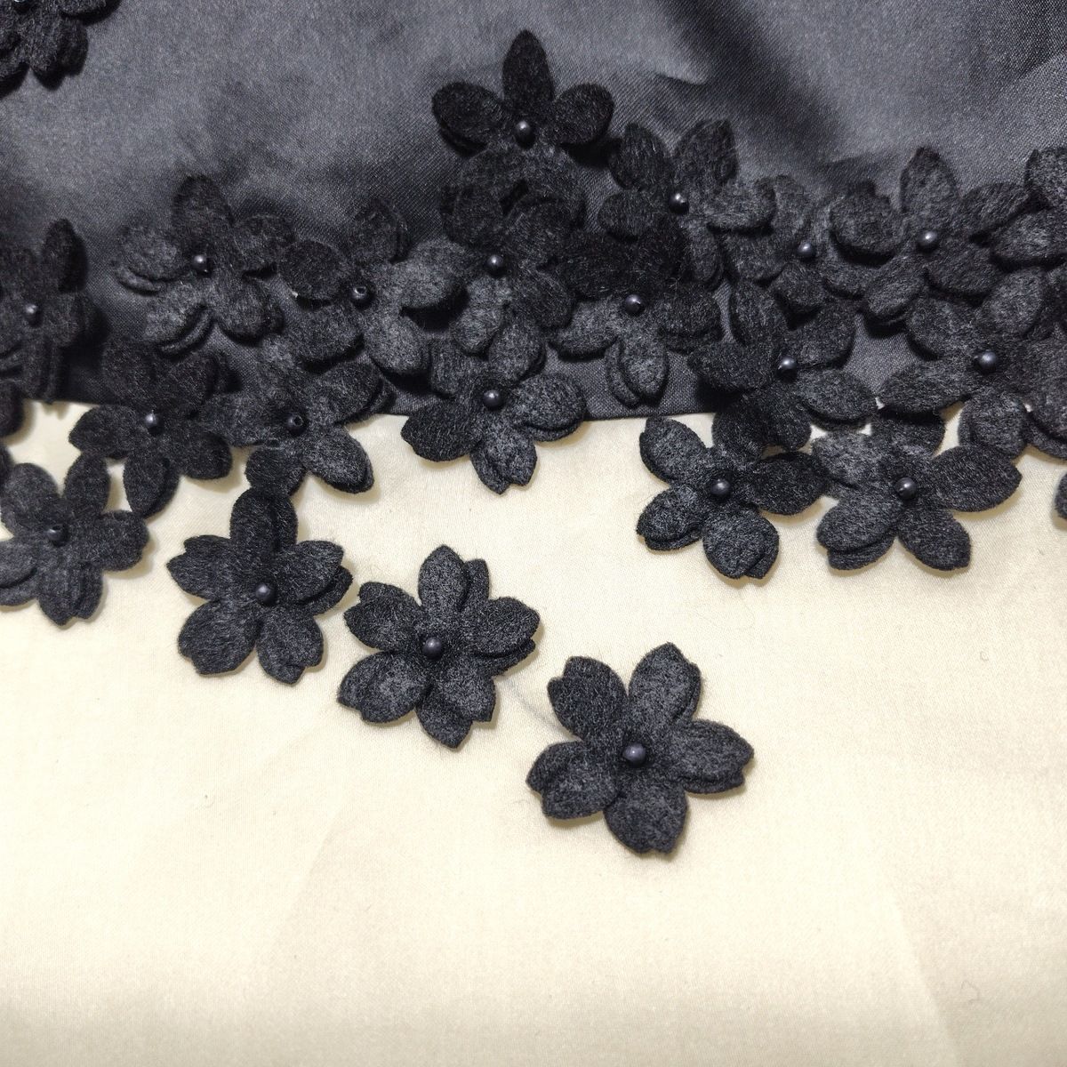 Kate spade ケイトスペード スカート サイズ4 S レディース - 黒×白 ひざ丈 シルク フラワー 花 フェルト ビーズ GULLKHAN_COM