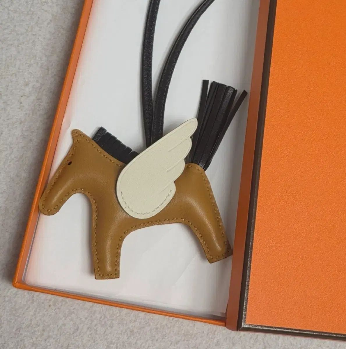 ロデオ ペガサス バッグチャーム PM 違い ヌア ナタ