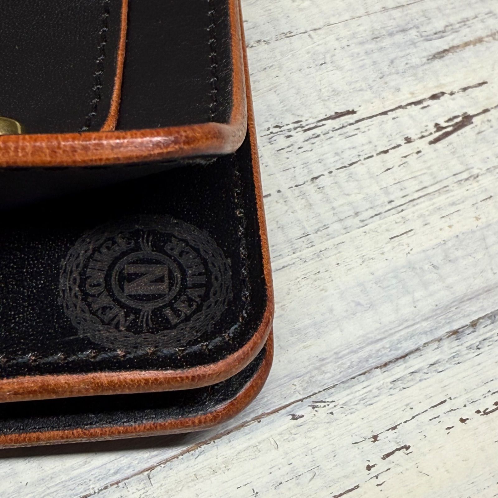 トラッカーウォレット ミドル3層】ブラック 茶芯 ゴールド universal