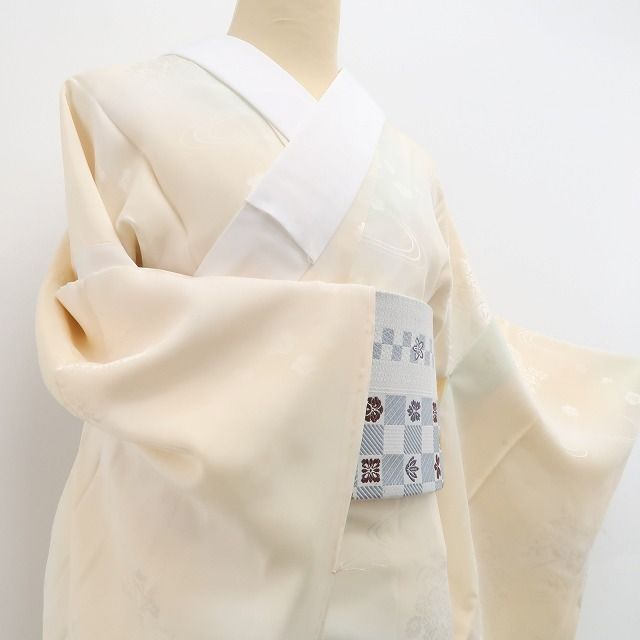 薄卵色に咲く菊と梅の気品 長襦袢