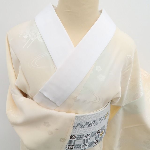 薄卵色に咲く菊と梅の気品 長襦袢