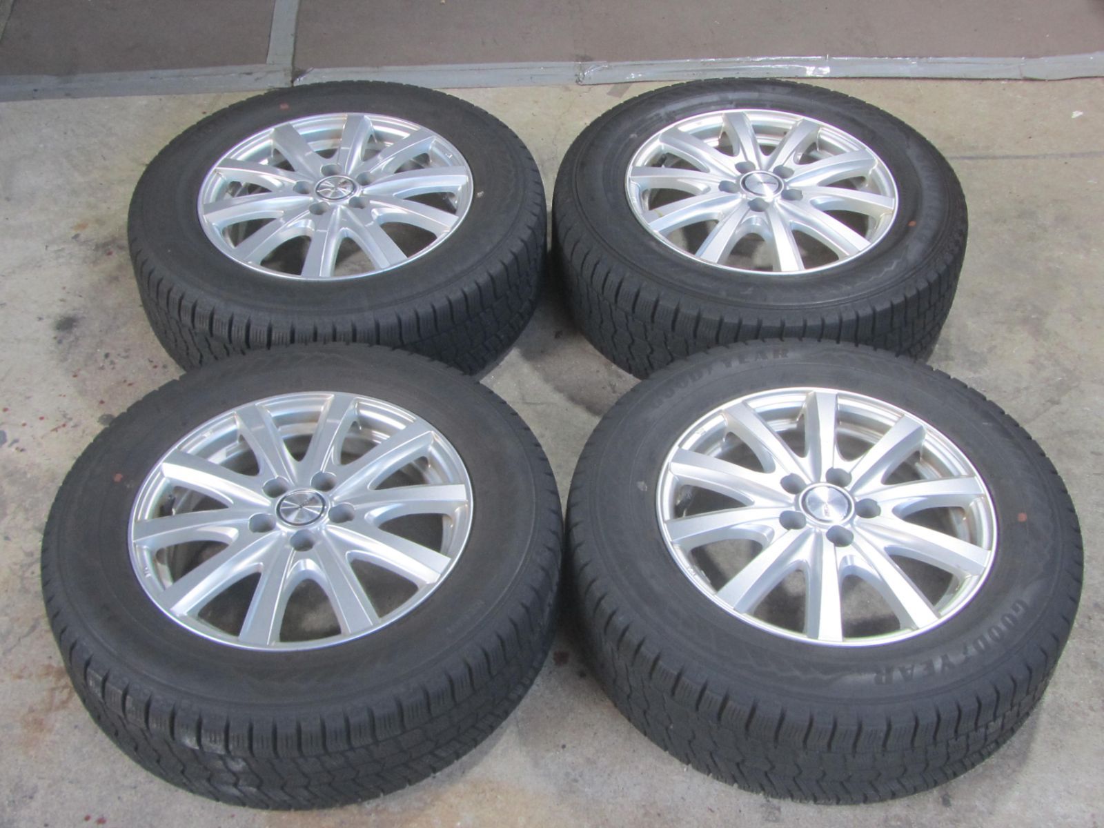 大 195 65 R 15 スタッドレス グッドイヤー アイスナビ8 カローラツーリング外し プリウス インプレッサなど