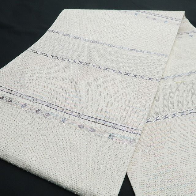 近くで華やかな気品