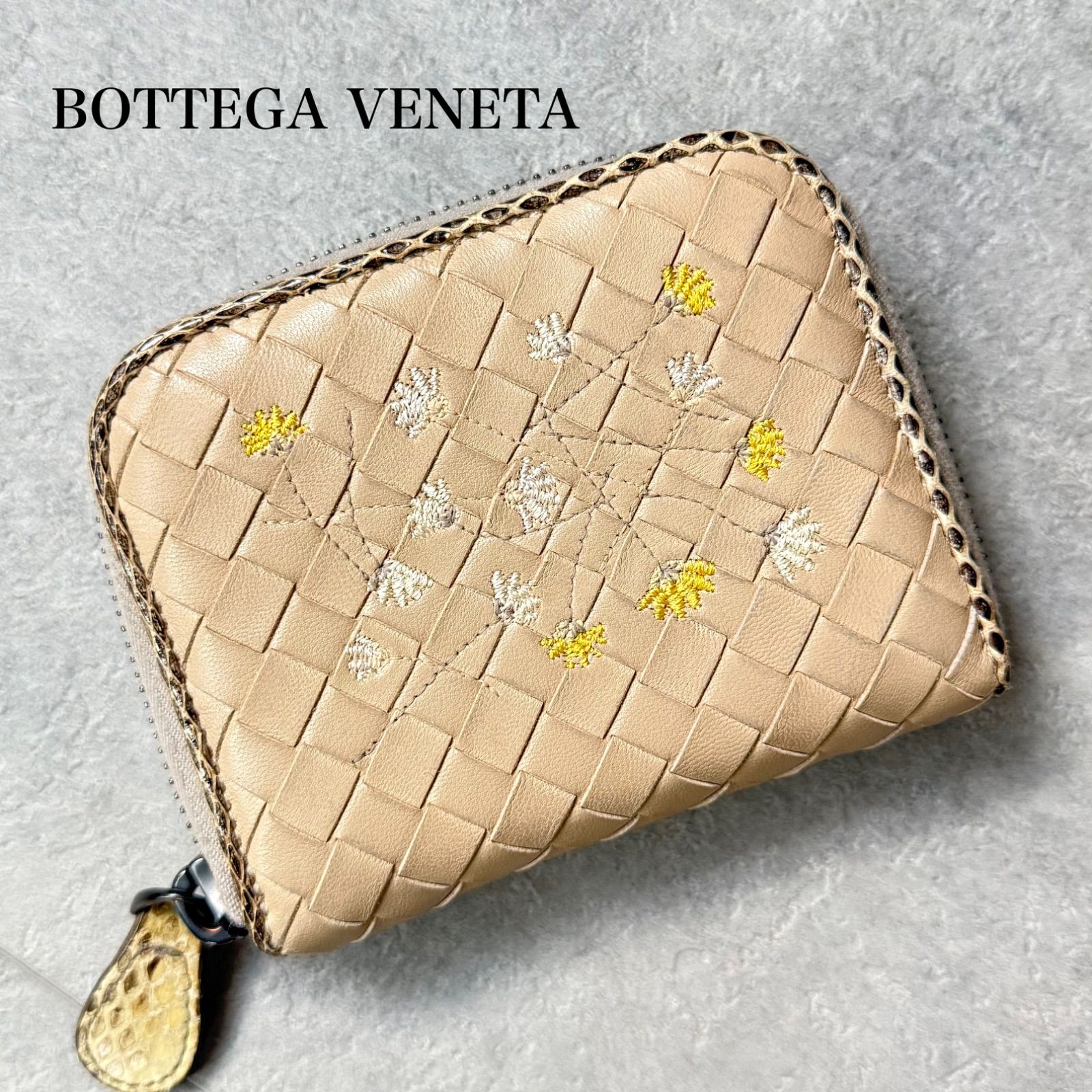 BOTTEGA VENETA ボッテガヴェネタ 刺繍 コインケース イントレチャート レザー パイソン お花 ラウンドファスナー ベージュ レディース コンパクトウォレット