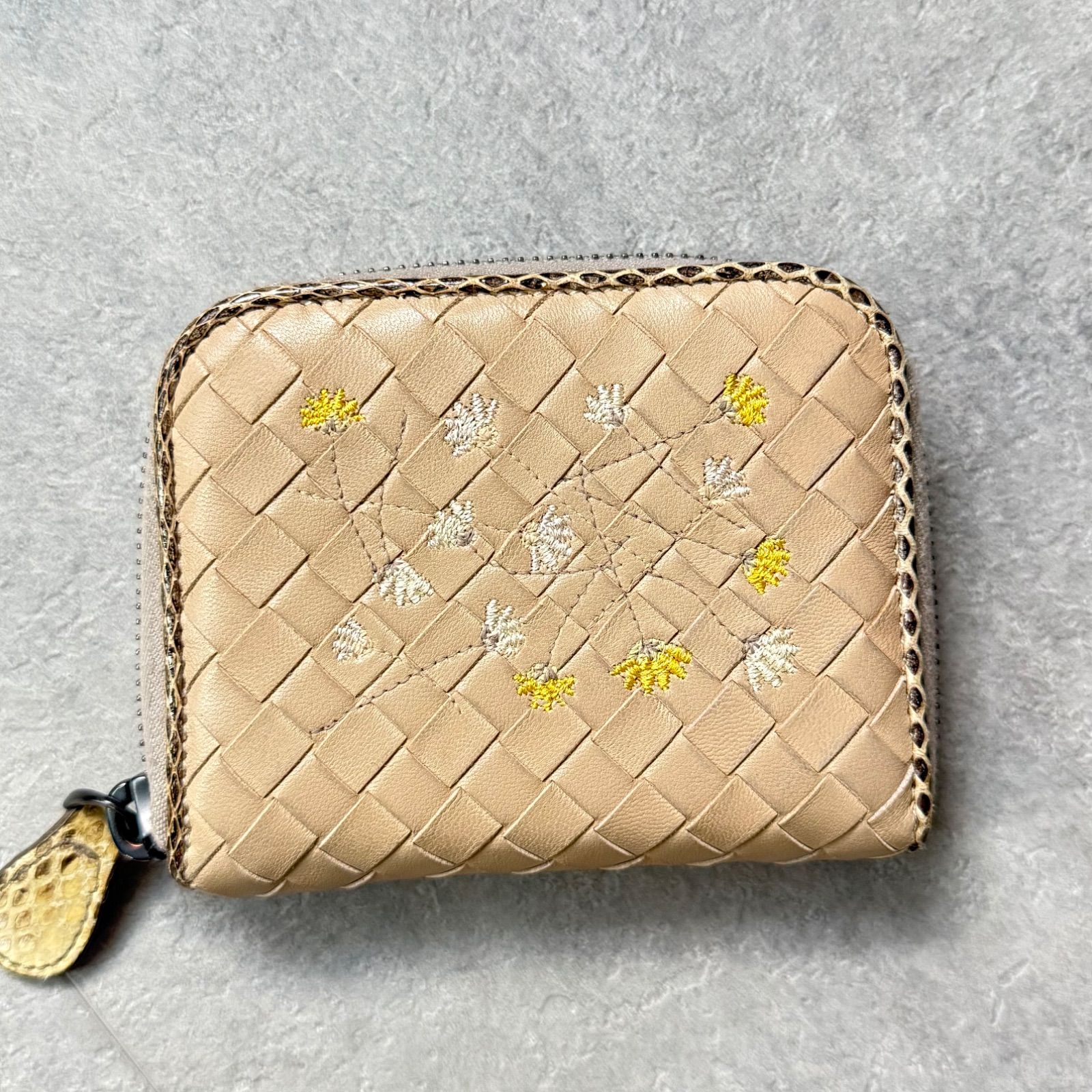 BOTTEGA VENETA ボッテガヴェネタ 刺繍 コインケース イントレチャート レザー パイソン お花 ラウンドファスナー ベージュ レディース コンパクトウォレット
