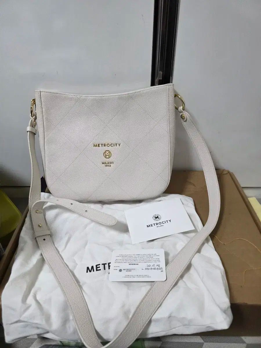 METROCITY 白 キルティング クロスバック