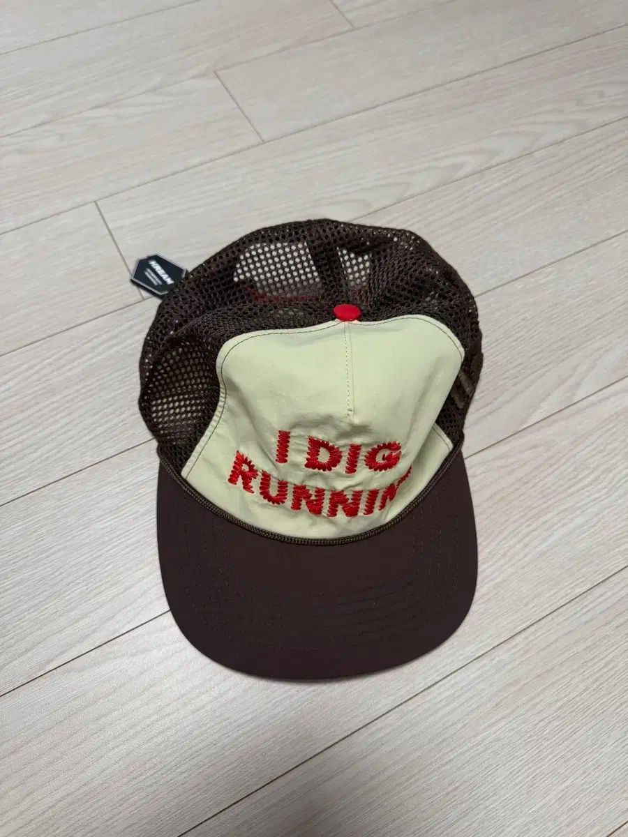 アレックス ジョノ アイ ディグ ランニング トラッカー ハット OG ブラウン