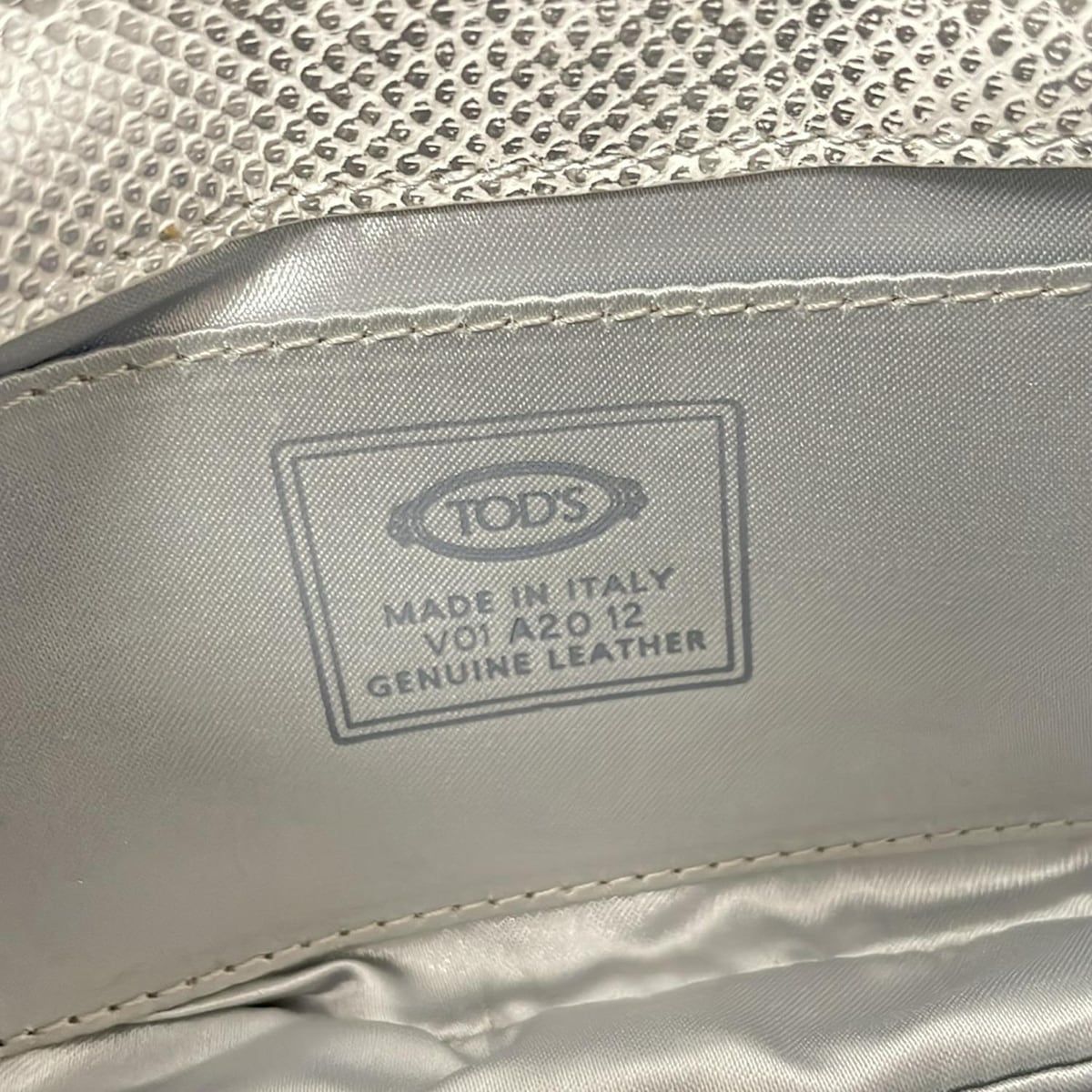 TOD S トッズ クラッチバッグ - 白×シルバー 型押し加工 レザー DECORATOM_COM_BR