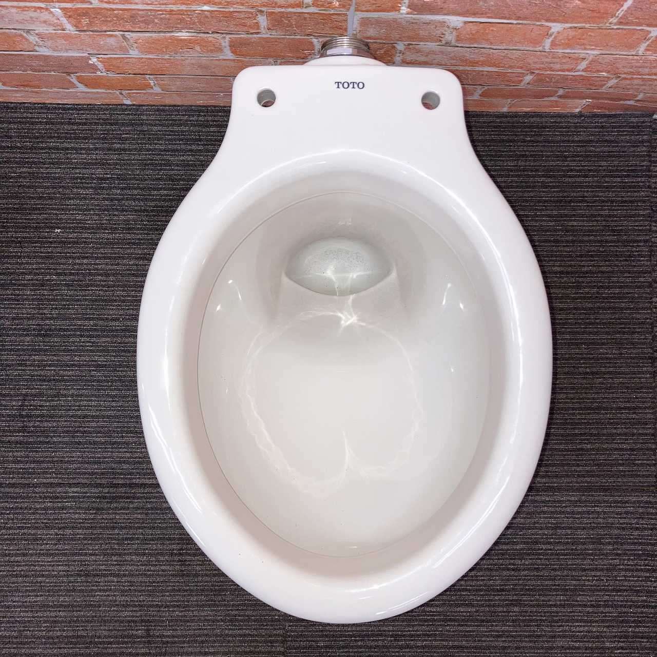 品 TOTO トイレ便器 床下排水 コーナートイレ 隅付タンクのセット 三角 洋式便器 型番不明 タンク式 S670S 三角形 SC1 パステルアイボリー 105K