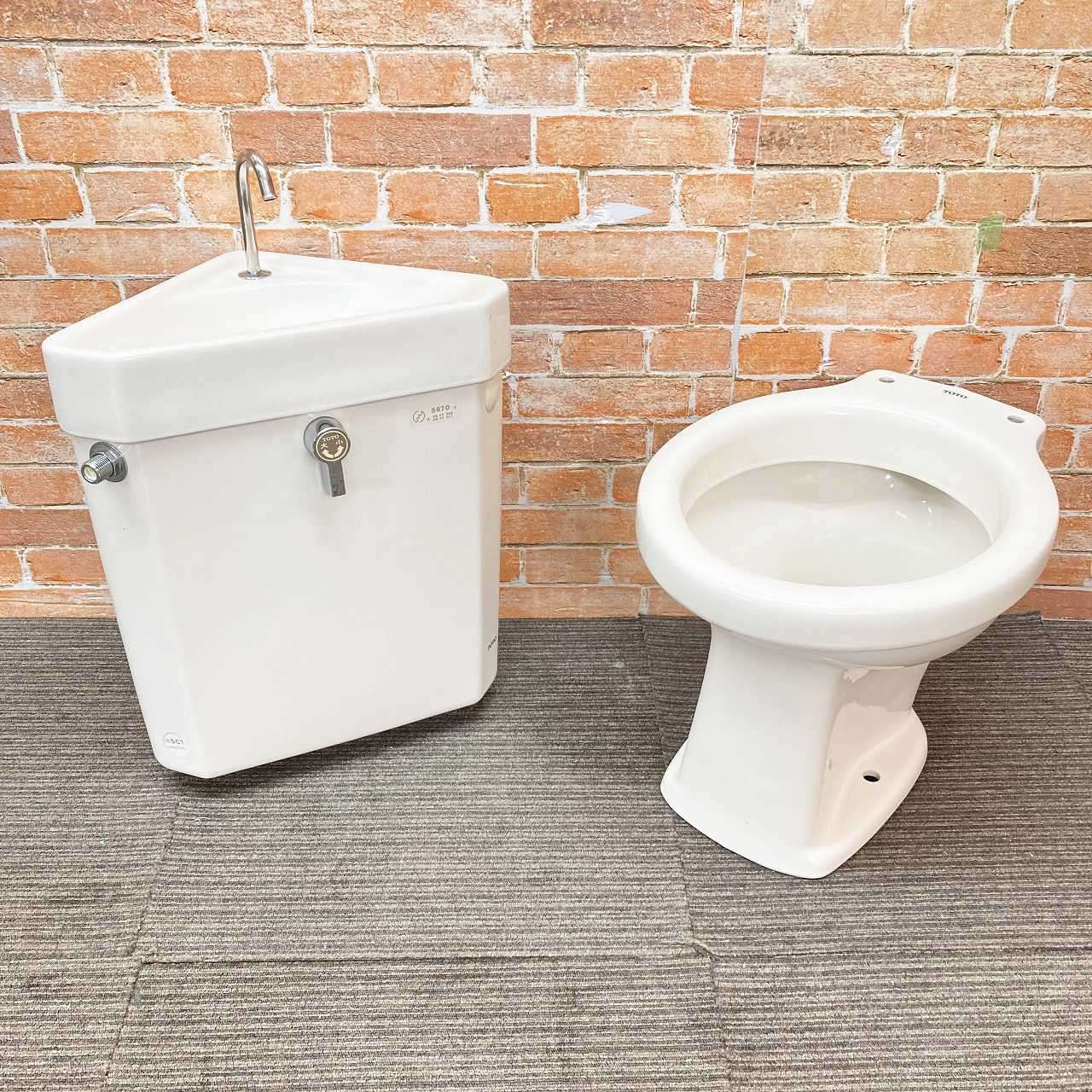 品 TOTO トイレ便器 床下排水 コーナートイレ 隅付タンクのセット 三角 洋式便器 型番不明 タンク式 S670S 三角形 SC1 パステルアイボリー 105K