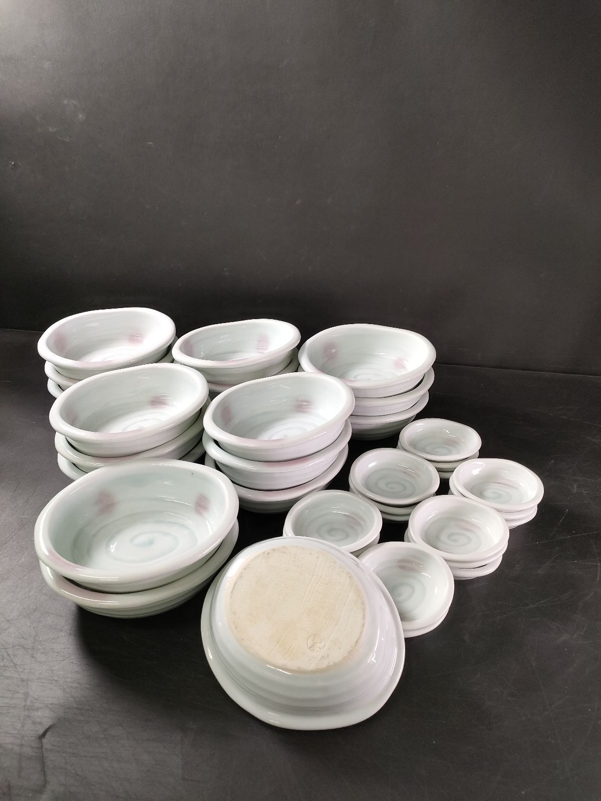 F2-06 有田焼 瑞峯銘 青磁渦潮文鉢 大18客 小17客 菓子器 菓子鉢 飾鉢 飾皿 盛鉢 皿 和皿食器 向付 小皿 中皿 割烹