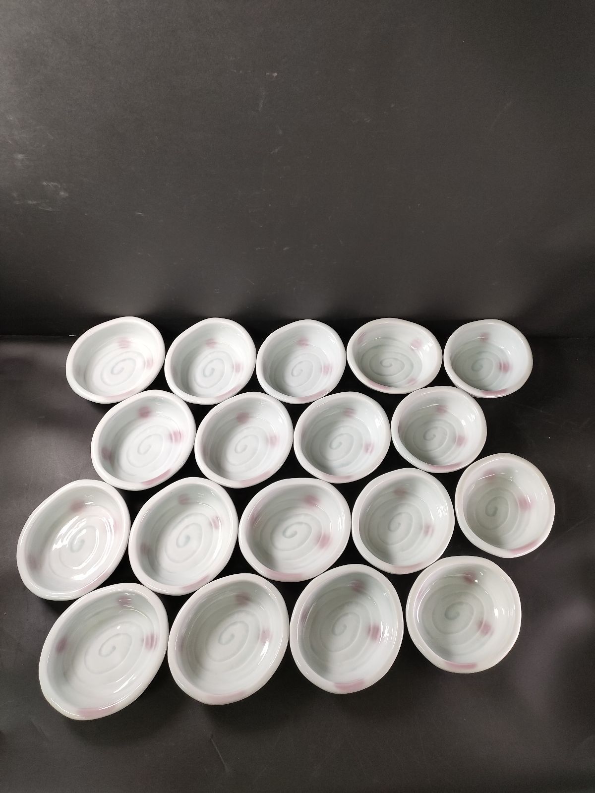 F2-06 有田焼 瑞峯銘 青磁渦潮文鉢 大18客 小17客 菓子器 菓子鉢 飾鉢 飾皿 盛鉢 皿 和皿食器 向付 小皿 中皿 割烹