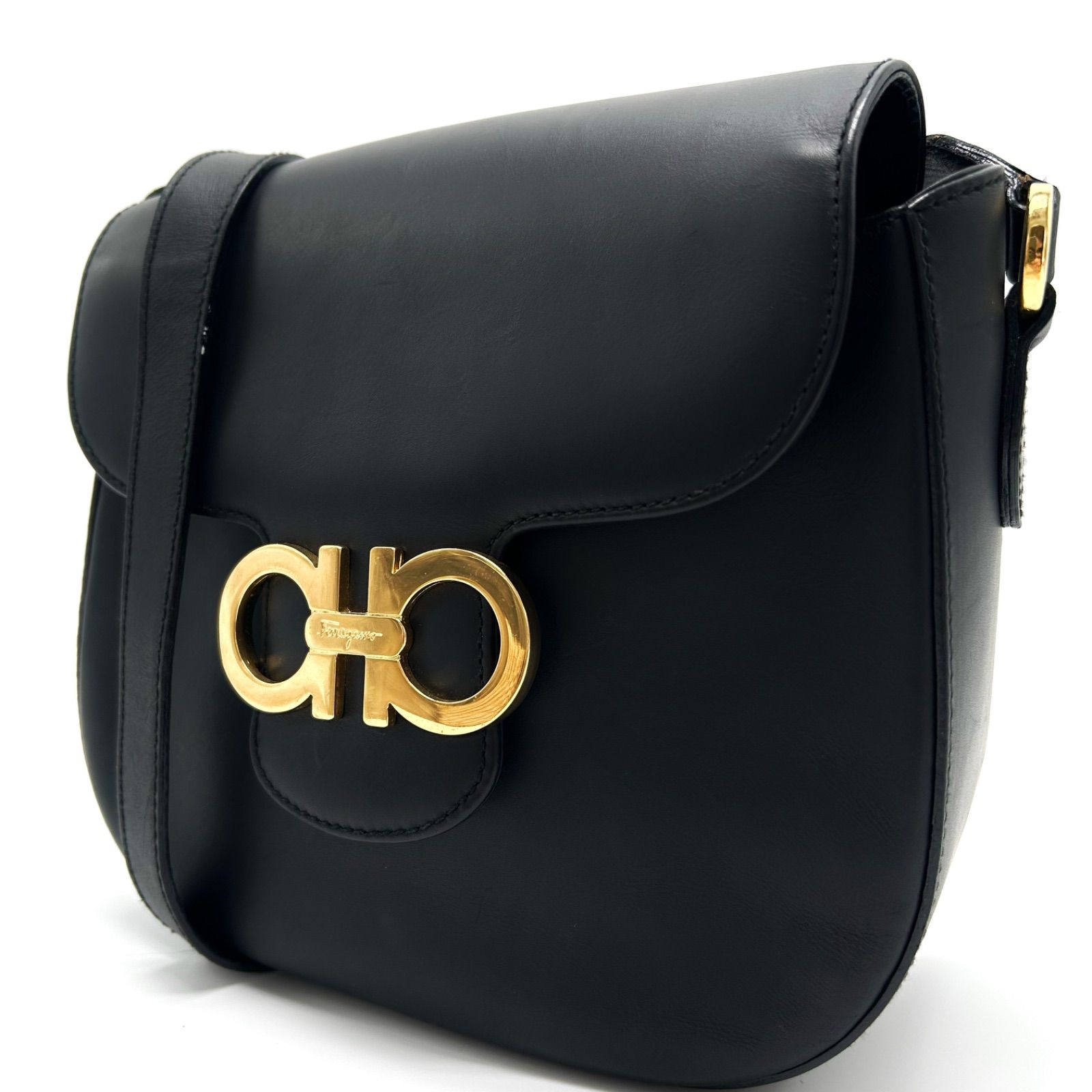 Salvatore Ferragamo フェラガモ ダブルガンチーニ ショルダーバッグ 肩掛け 斜めがけ ゴールド金具 レザー ブラック メンズ レディース ユニセックス