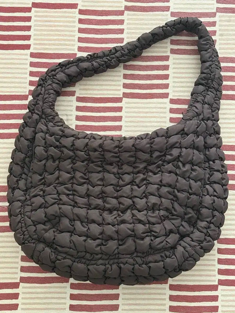 コス キルティング クラウドバッグ オーバーサイズ アイボリー ダークブラウン