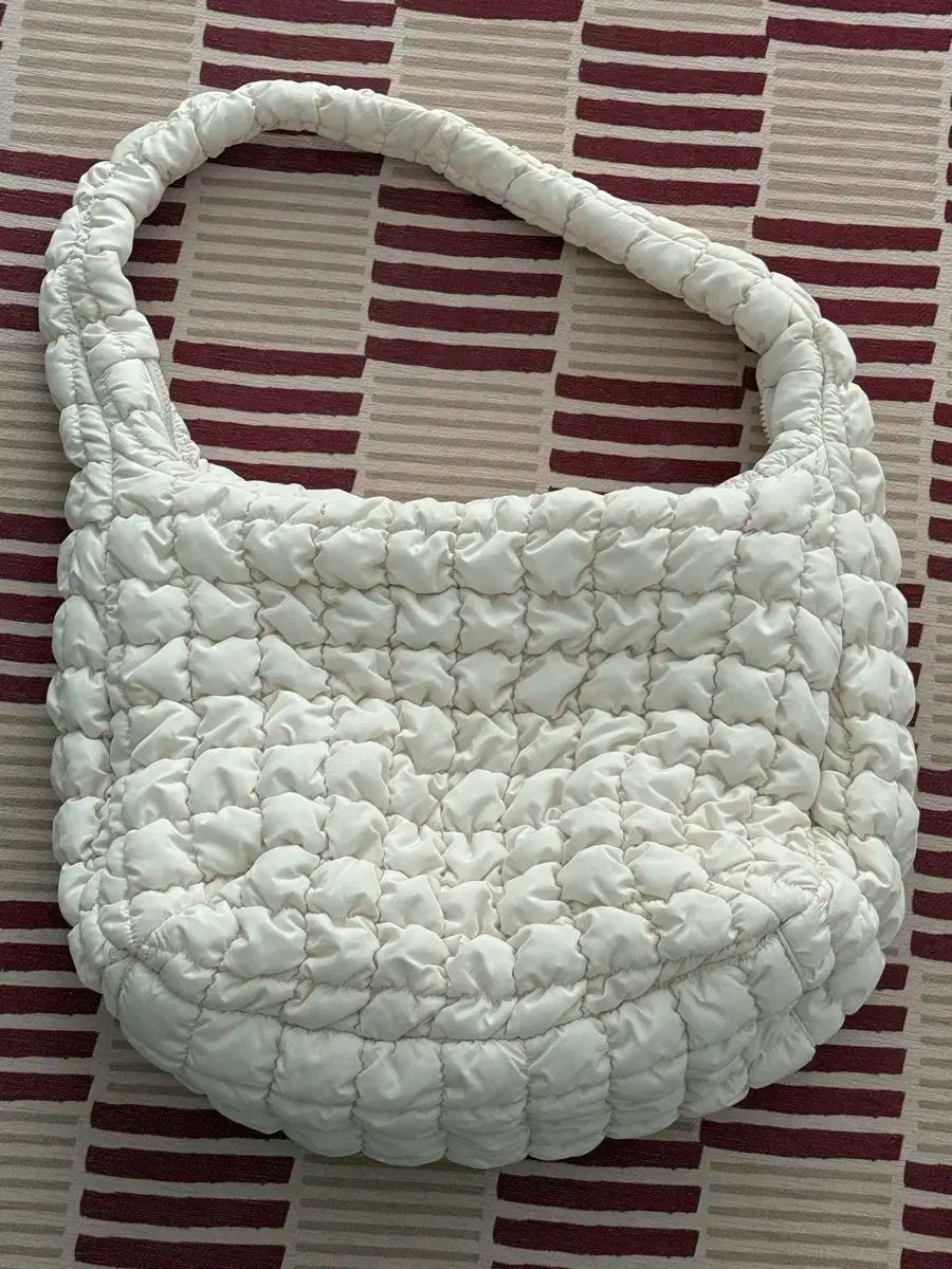 コス キルティング クラウドバッグ オーバーサイズ アイボリー ダークブラウン