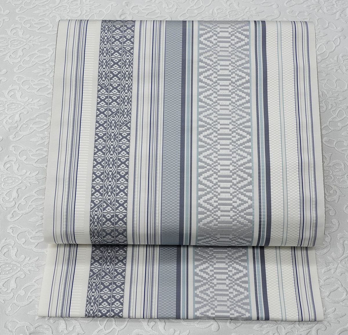 未仕立 博多帯 黒木織物 八寸 名古屋帯 献上柄 白地グレー 仕立代込み