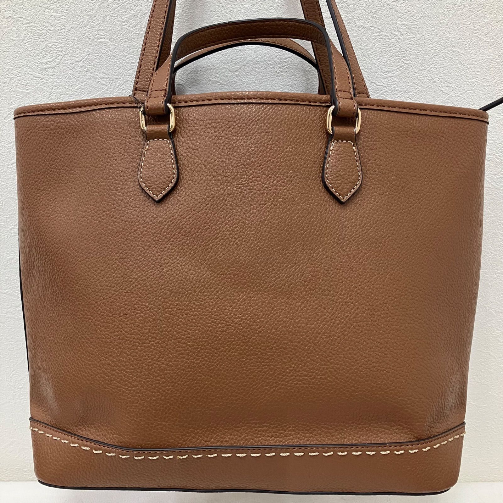 5646 タグ付きGUESSゲス Lynne チャーム付き2wayバッグ ショルダー 