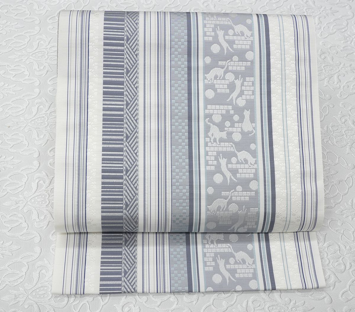 新品未仕立 博多帯 黒木織物 八寸名古屋帯 ねこ柄 白地グレー 仕立代