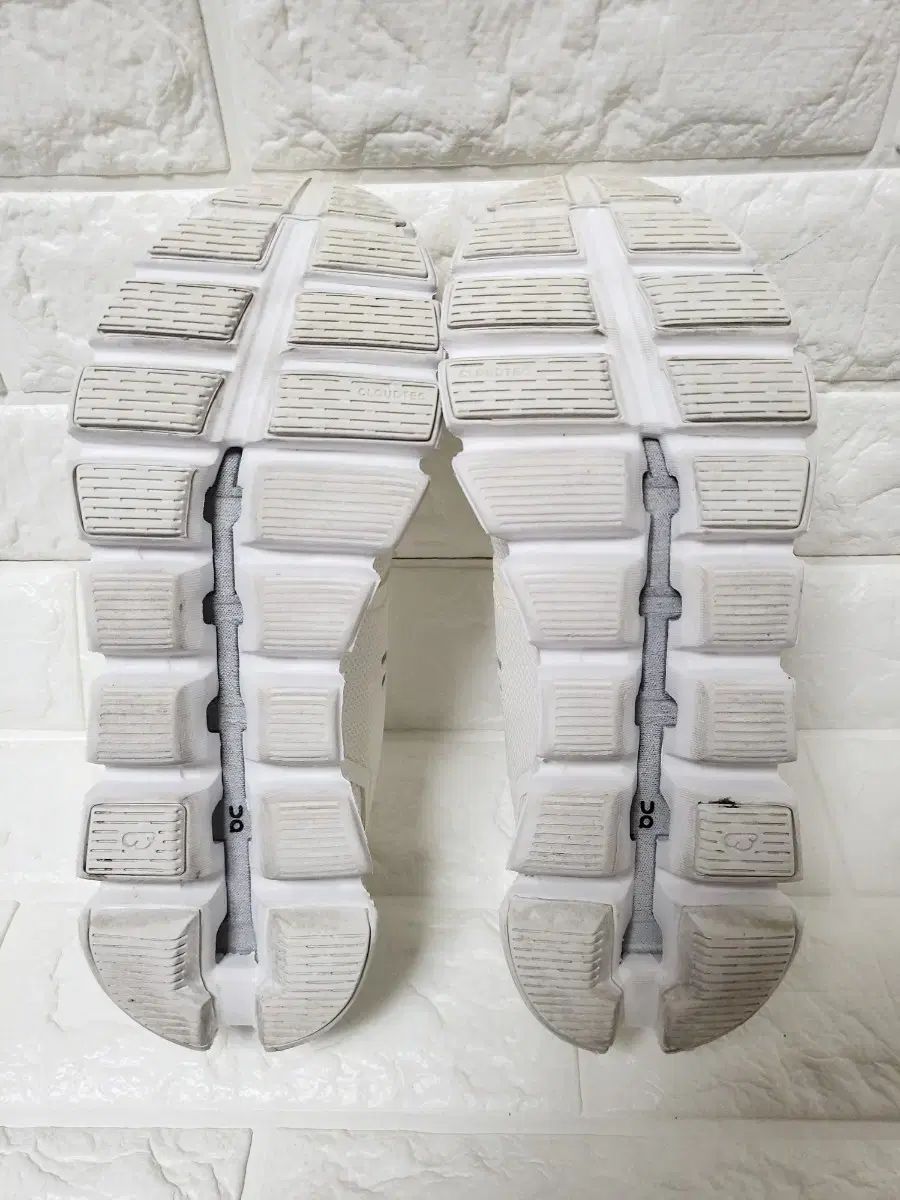 オンランニングシューズ クラウド サイズ 235 メルカリshop取引では対象外 OLIVEOS_COM_TR