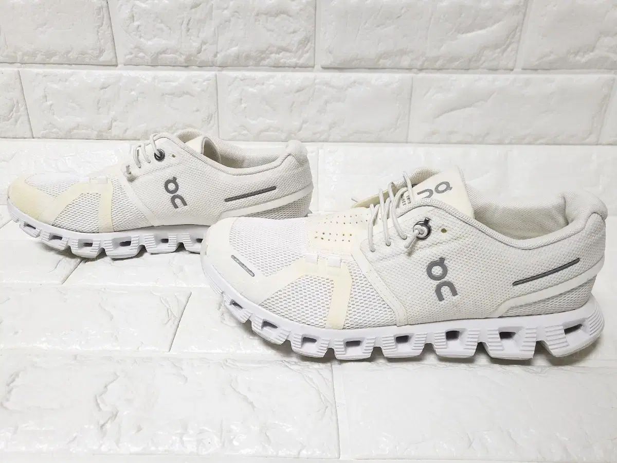 オンランニングシューズ クラウド サイズ 235 メルカリshop取引では対象外