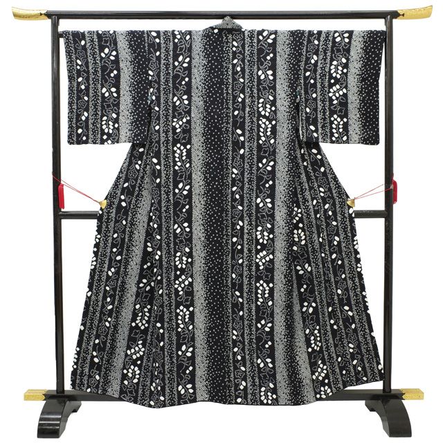 すごい値 小紋 リサイクル 着物 正絹 袷 総絞り 黒 草花 縞 カジュアル 仕立て上がり 身丈159 裄丈67 Ｍサイズ 春 秋 冬 普段着 観劇 お食事 ショッピング リユース すごいね みやがわ nek01531