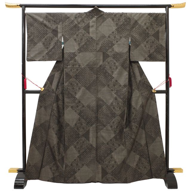 すごい値 本場大島紬 リサイクル 着物 袷 正絹 7マルキ 泥染 こげ茶 笹蔓 花菱 蜀江 カジュアル 上質 仕立て上がり 身丈169 裄丈68 Lサイズ 春 秋 冬 普段着 リユース すごいね みやがわ nek01532