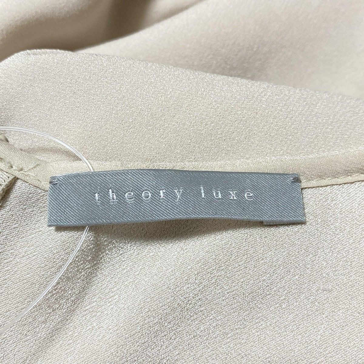 ベージュ クルーネック