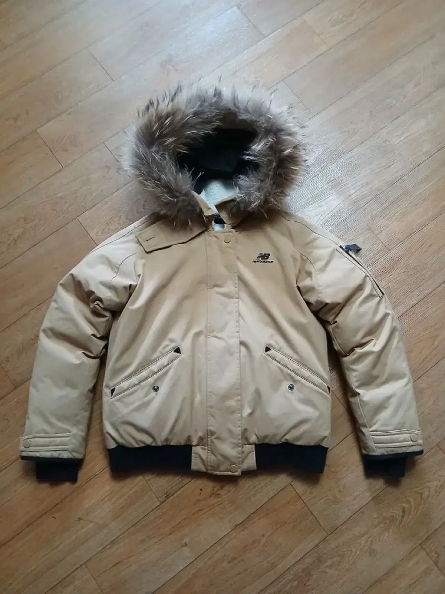 ニューバランス フード ファー ダウン ベージュ