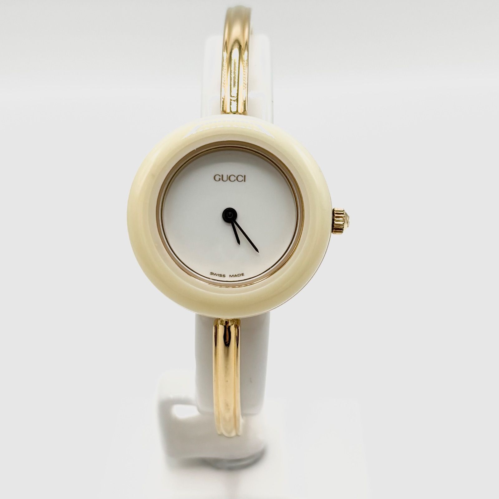 稼働 GUCCI チェンジベゼル クリームベゼル ゴールド バングル 腕時計 レディース
