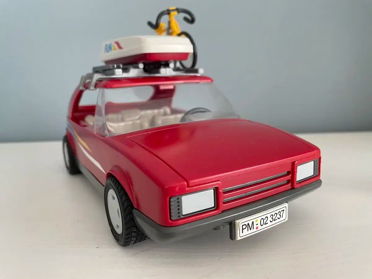 3237 自動車と男