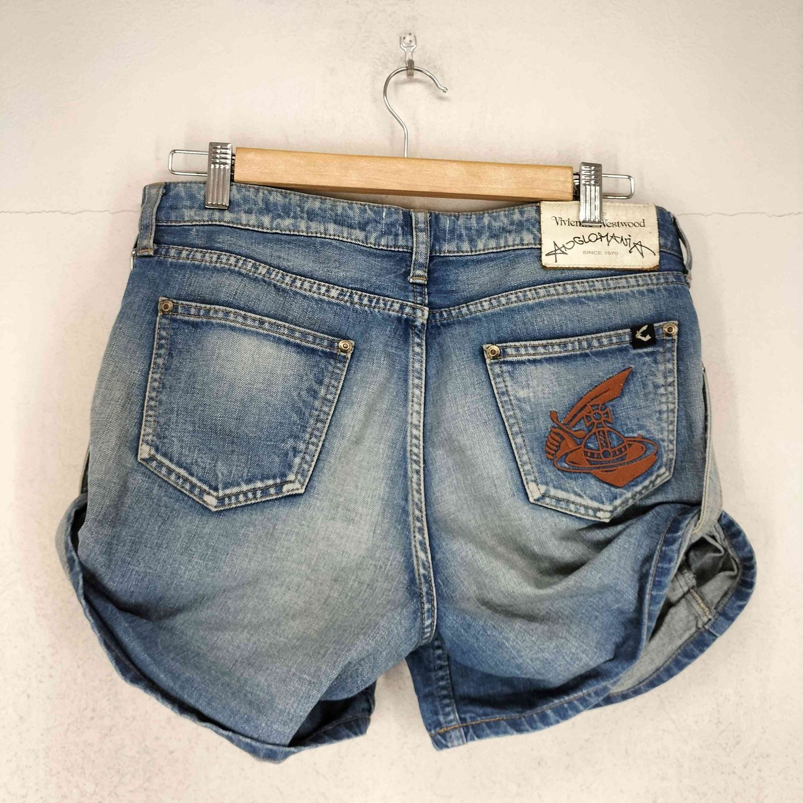 ヴィヴィアンウエストウッド アングロマニア Vivienne Westwood ANGLOMANIA ワッペン刺繍デザインショートデニムパンツ レディース 40