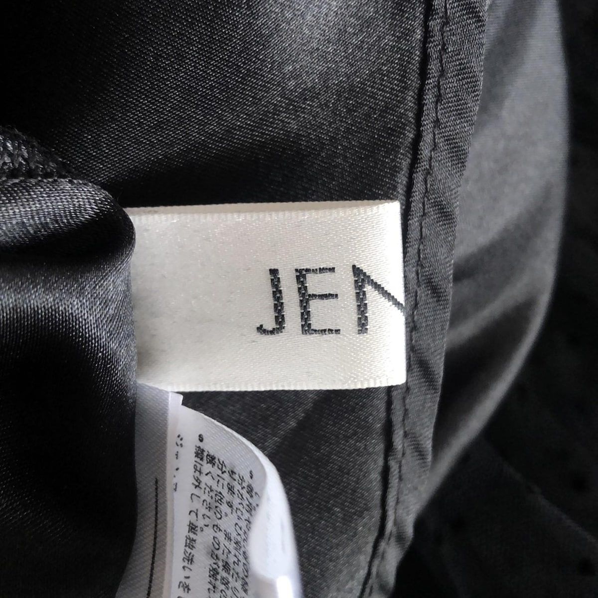 黒 クルーネック