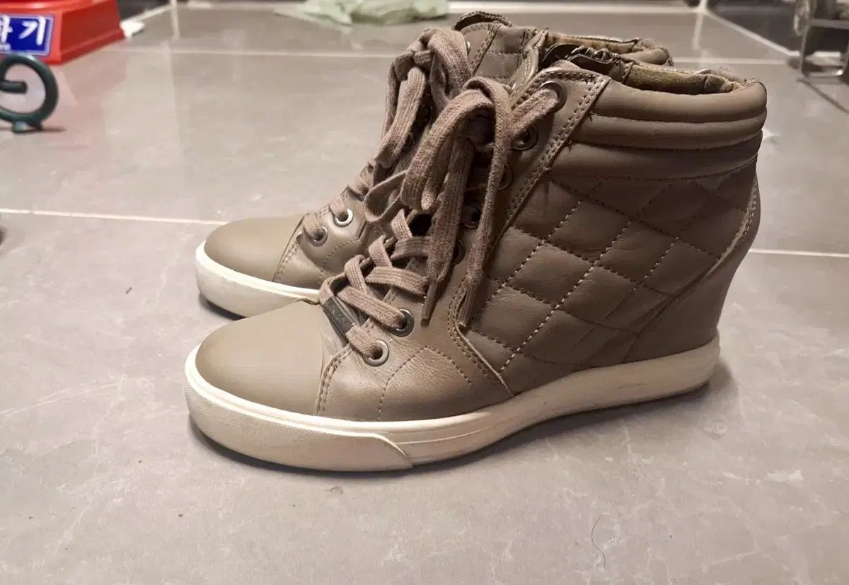  DKNY キルティング 厚底 ウェッジスニーカー その他 靴