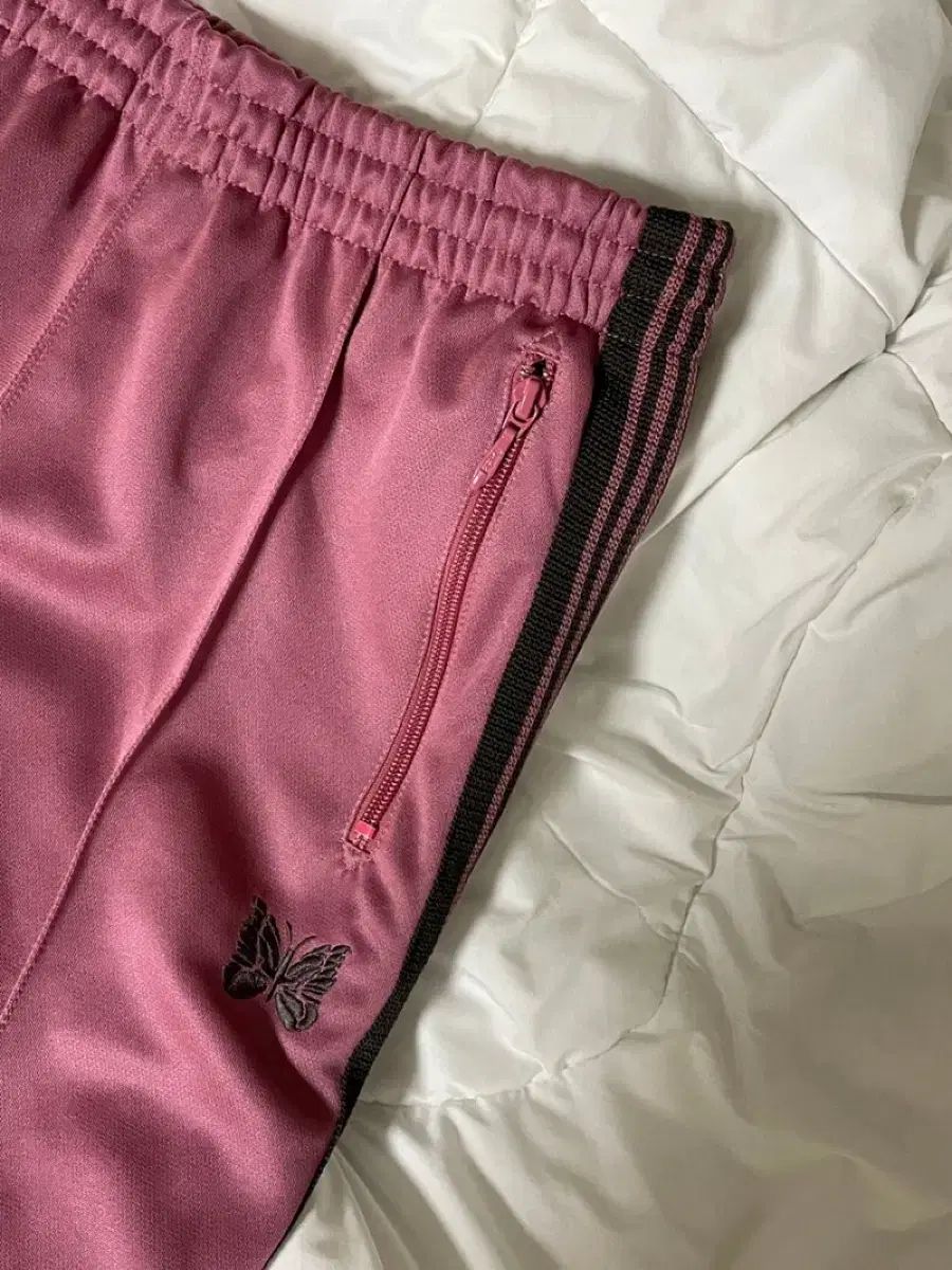 ニードルズ ストレート トラック パンツ ポリ スムース スモーク ピンク