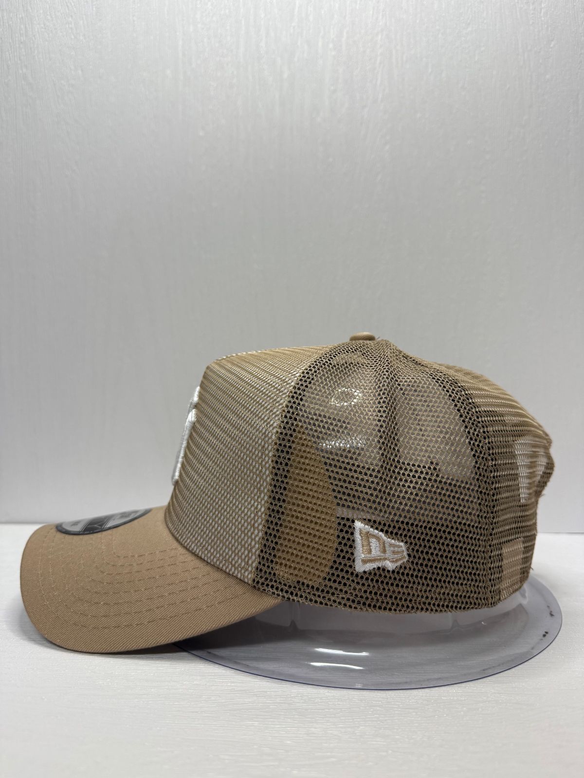 Newera ニューヨークヤンキース 75 thワールドシリーズ 9 forty A-FRAME スナップバックメッシュキャップ ベージュ