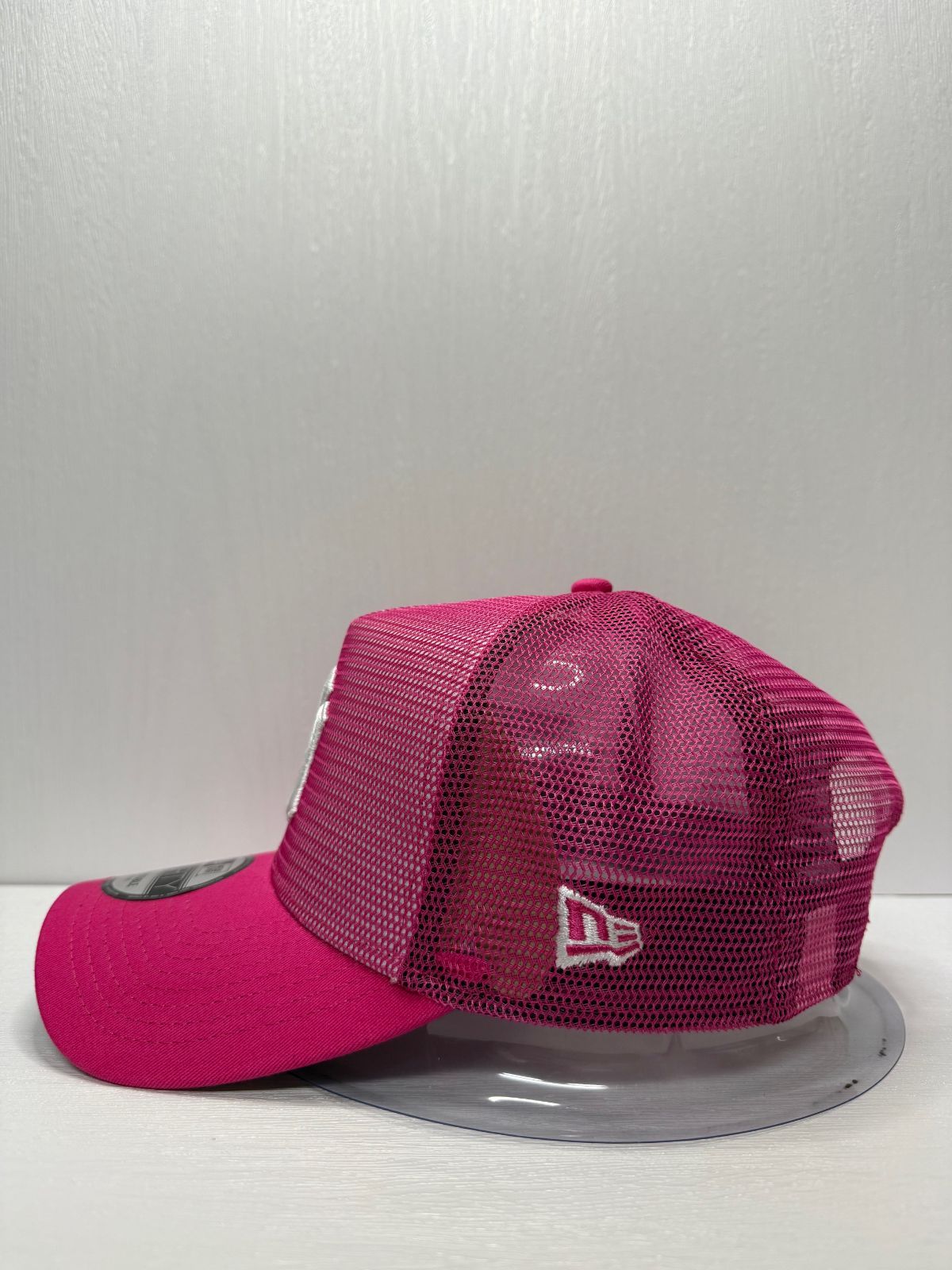 スナップバックメッシュキャップ