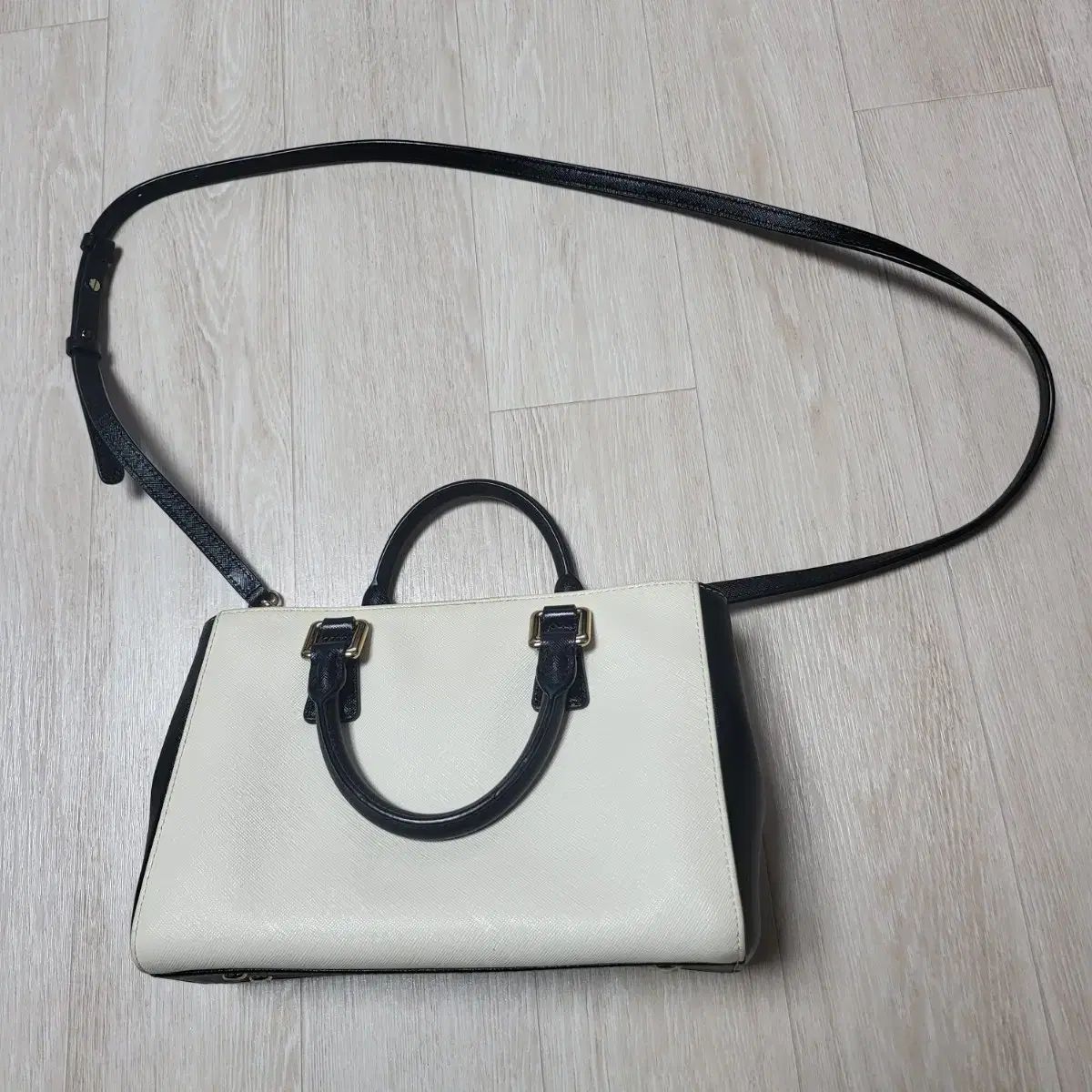 メトロシティ アイボリー ブラック クロスバック DECORATOM_COM_BR