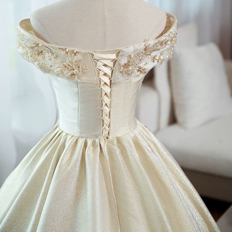 柔らかな輝きと繊細な刺繍が織りなす クラシカルエレガントドレス