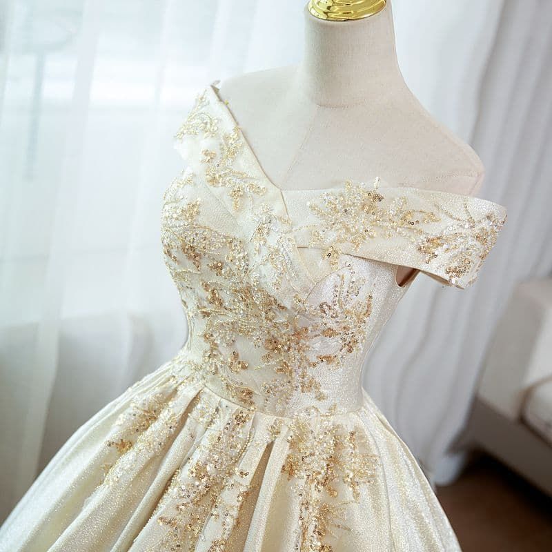 柔らかな輝きと繊細な刺繍が織りなす クラシカルエレガントドレス