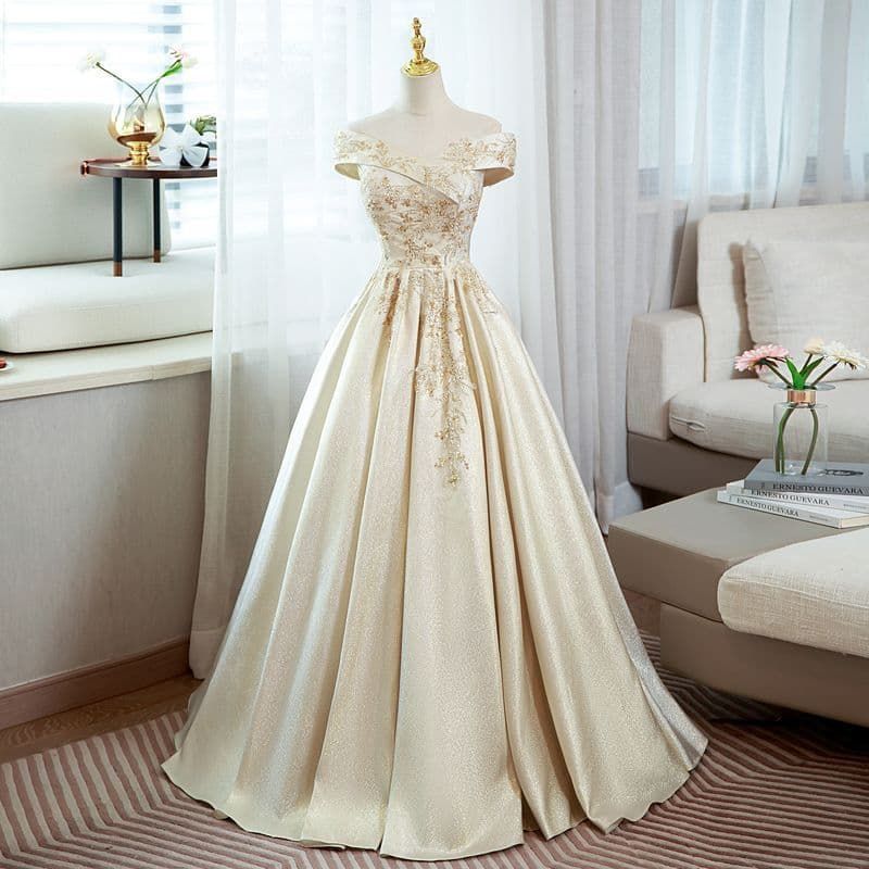 柔らかな輝きと繊細な刺繍が織りなす クラシカルエレガントドレス